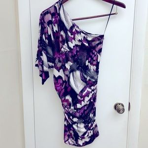 Guess one sleeve, off the shoulder mini dress